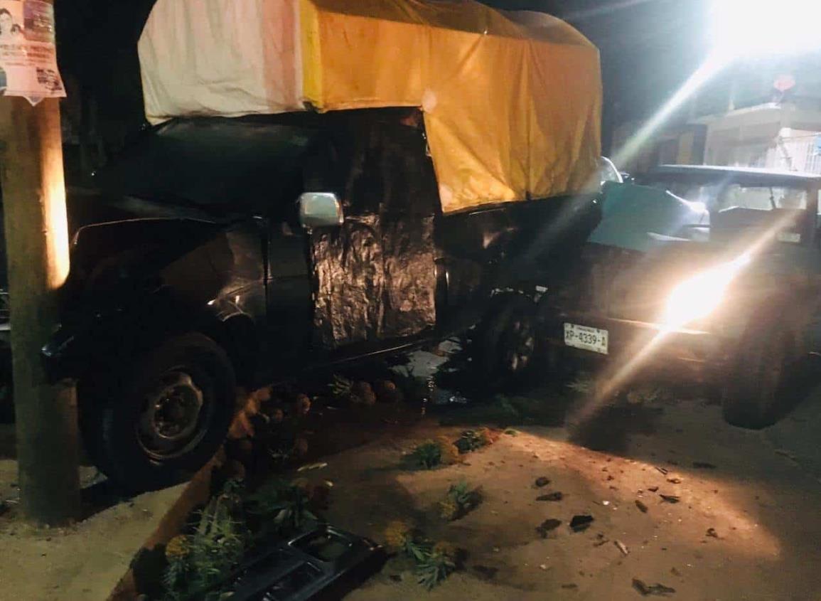Joven colisionó su camioneta contra otra camioneta cargada de verduras