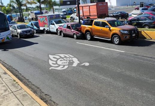¡Carambola! Vehículos protagonizan accidente en avenida Lázaro Cárdenas, en Xalapa