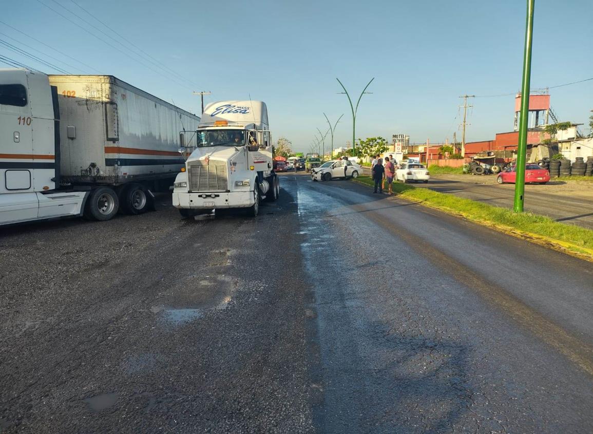 Estrellan vehículo contra tráiler estacionado en Cosoleacaque