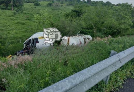 Vuelca pipa con combustible en Vega de Alatorre