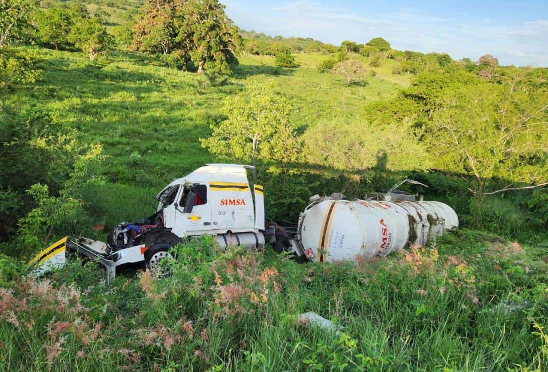 Vuelca pipa cargada con gasolina sobre carretera en tramo entre Poza Rica y Veracruz