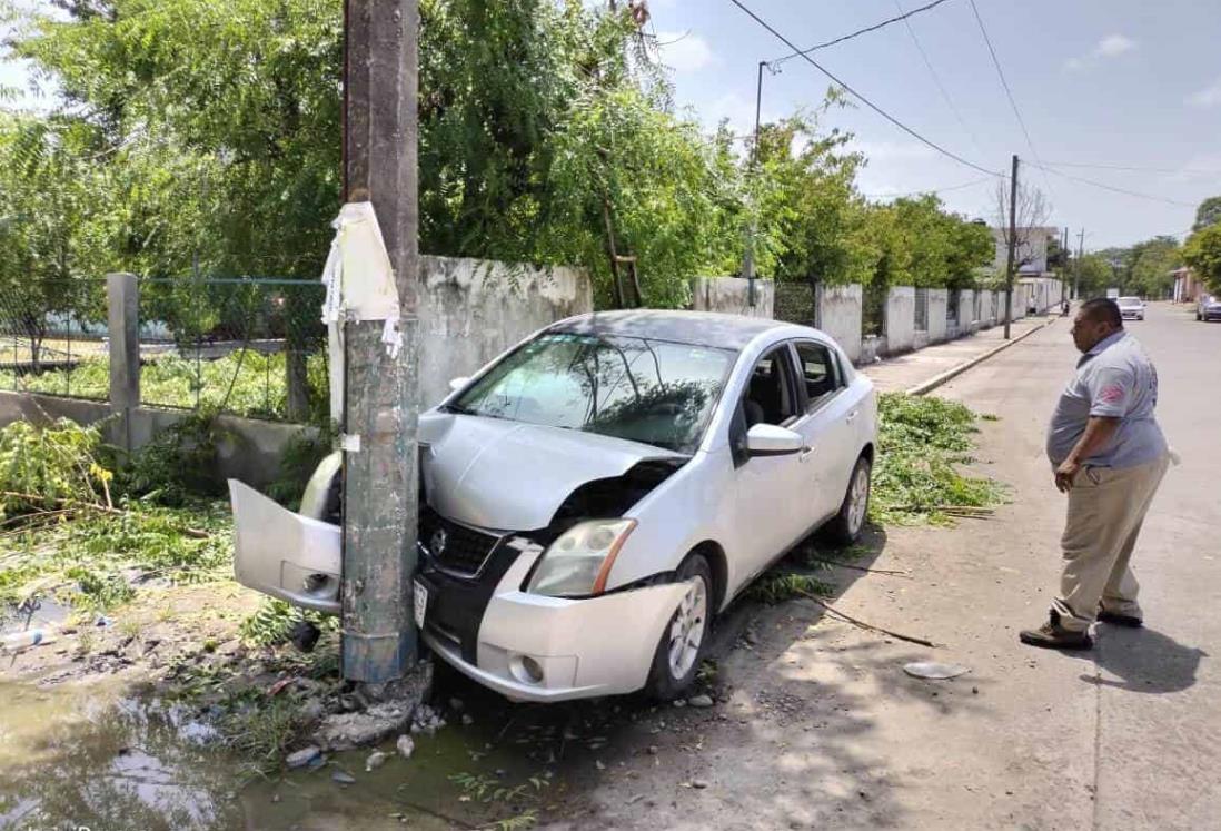 Auto estrellado contra poste de luz en Tierra Blanca