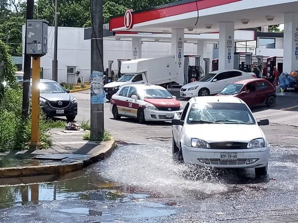 Alertan que fuga de agua en la avenida Cuauhtémoc podría ocasionar un accidente | VIDEO