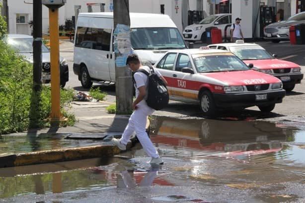 Alertan que fuga de agua en la avenida Cuauhtémoc podría ocasionar un accidente | VIDEO