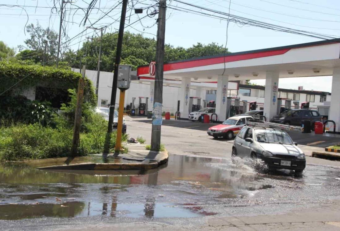 Alertan que fuga de agua en la avenida Cuauhtémoc podría ocasionar un accidente | VIDEO