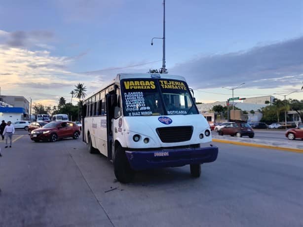 Aparatoso accidente entre autobús de pasajeros y auto en Veracruz | VIDEO