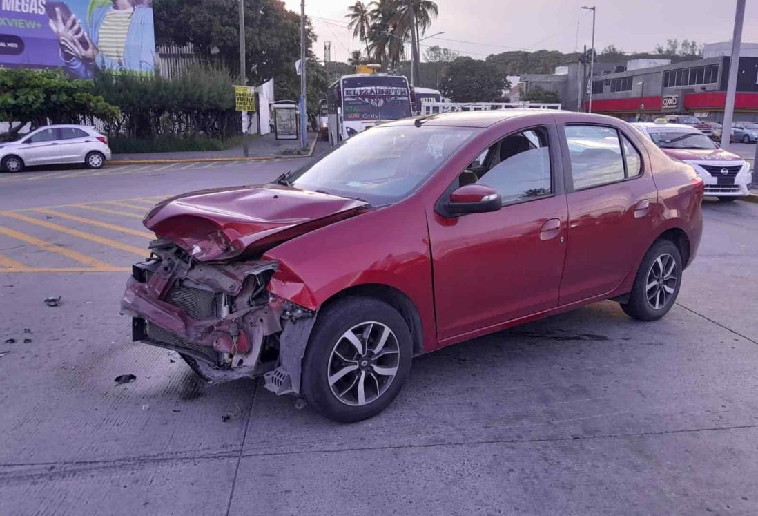 Aparatoso accidente entre autobús de pasajeros y auto en Veracruz | VIDEO