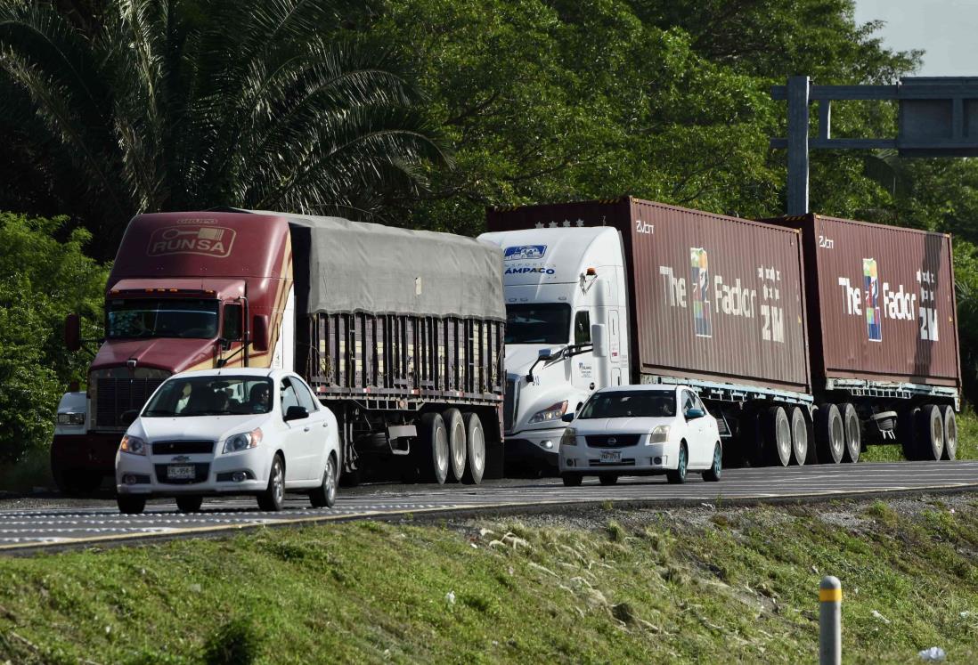 Caos y filas de 7 kilómetros en caseta Paso del Toro