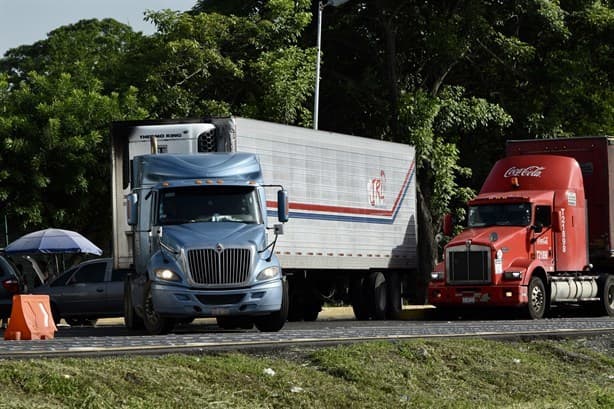 Caos y filas de 7 kilómetros en caseta Paso del Toro