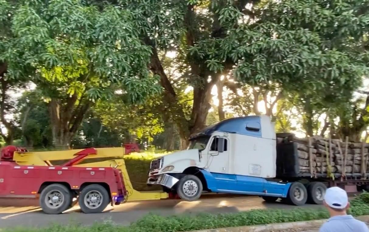Mueven trailer abandonado por SSP en Oluta