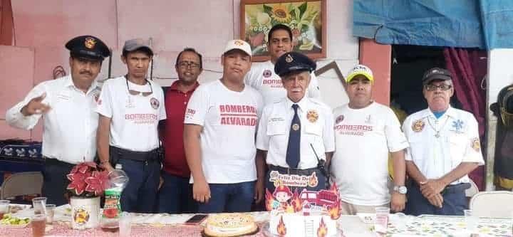 Con un recorrido por las calles y comida celebran el Día del Bombero en Alvarado