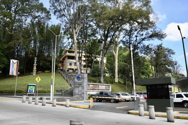 Estudiantes exigen a UV tramitar amparo contra recorte de becas del CONAHCYT