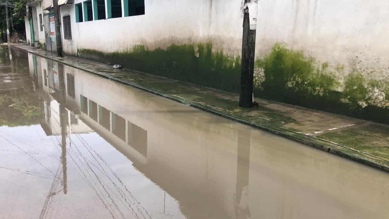 Vecinos de colonia en Veracruz denuncian afectaciones por aguas negras | VIDEO