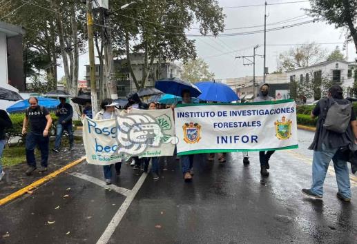Becas Conahcyt: Marchan en Xalapa contra recortes