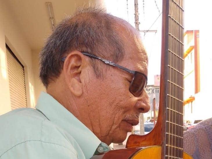 Don Isidro se gana la vida cantando en Coatzacoalcos; requiere bastón y un micrófono