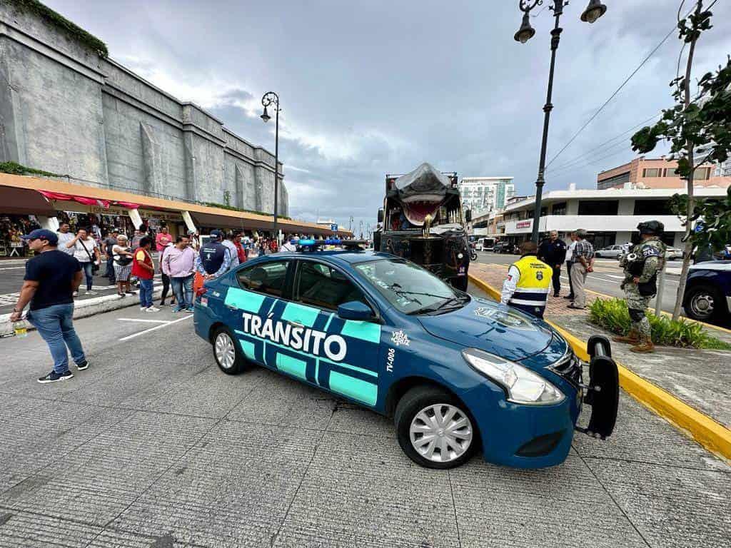 Tránsito de Veracruz baja a turistas de tranvía por licencia vencida | VIDEO