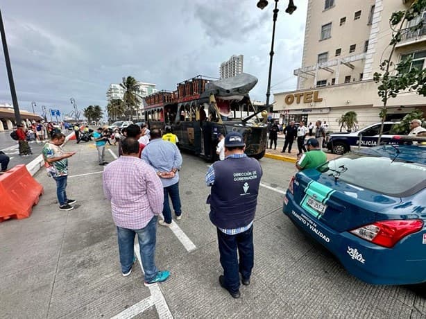 Tránsito de Veracruz baja a turistas de tranvía por licencia vencida | VIDEO