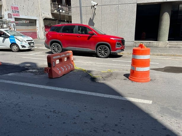 Peligroso hundimiento en calle del centro de Veracruz