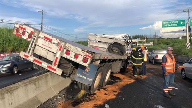 Tráiler se estrella contra autobús de pasajeros y patrulla de la Marina en Veracruz | VIDEO