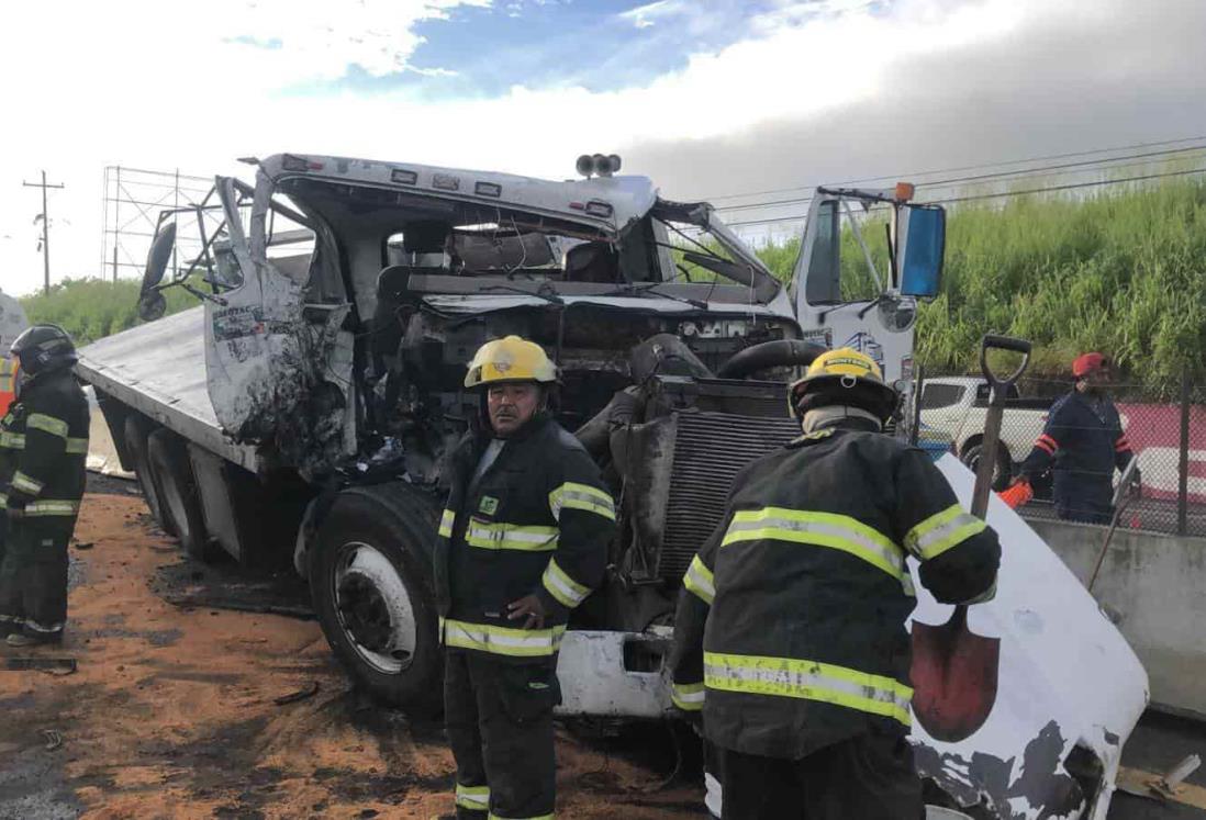 Tráiler se estrella contra autobús de pasajeros y patrulla de la Marina en Veracruz | VIDEO