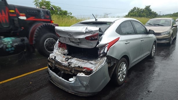 Camioneta choca contra dos autos en la carretera Boca del Río-Paso del Toro