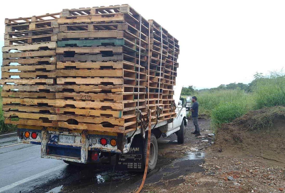 Camioneta choca contra dos autos en la carretera Boca del Río-Paso del Toro