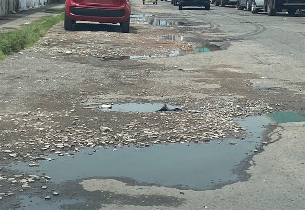 Baches y acumulación de agua por lluvias, un obstáculo para atravesar la avenida Icazo, en Veracruz