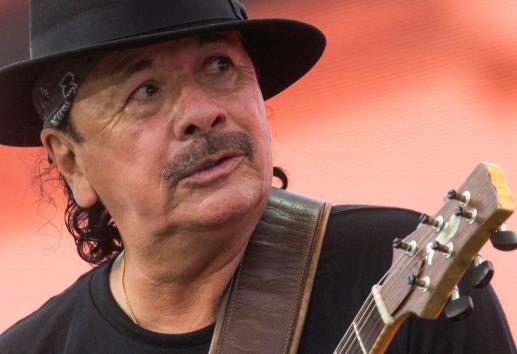 Carlos Santana, en la mira por comentarios calificados como transfóbicos (+Video)