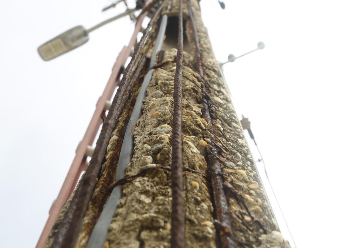 Peligro latente por mal estado de postes cerca del malecón de Coatzacoalcos