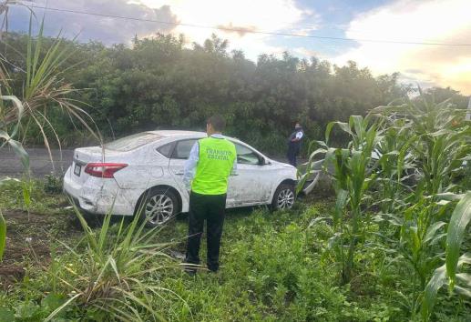 Se estampa contra señalamiento en carretera de Naolinco