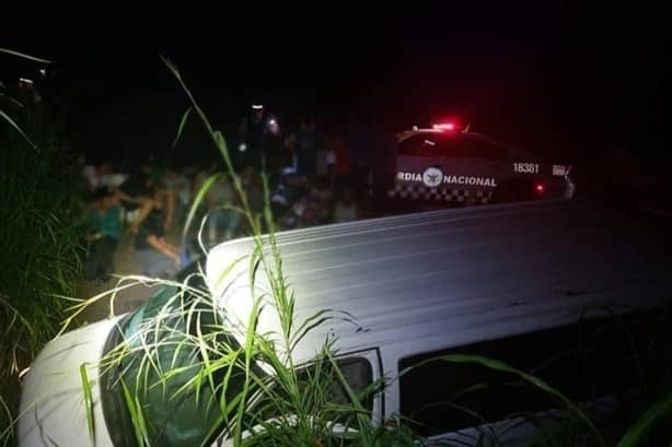 Camioneta con migrantes se vuelca en La Tinaja - Cosoleacaque ¡El pollero los abandonó!