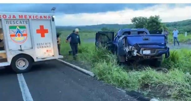 Camioneta se impacta contra autobús de pasajeros en la autopista Veracruz-Cardel