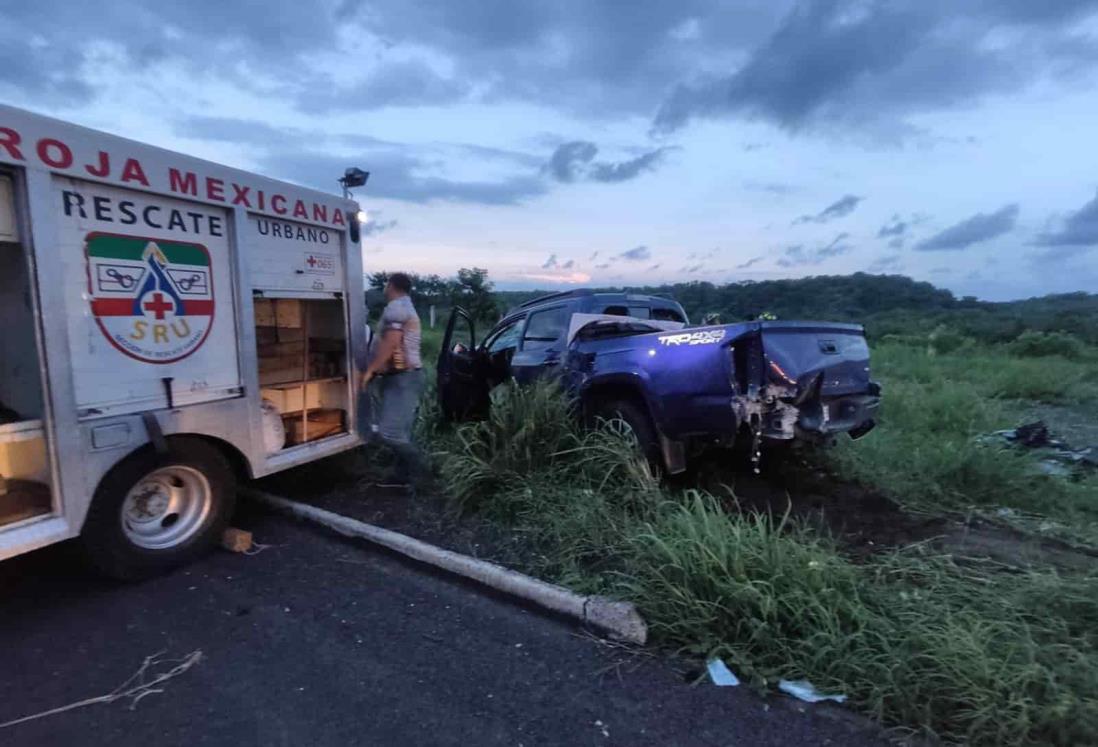 Camioneta se impacta contra autobús de pasajeros en la autopista Veracruz-Cardel