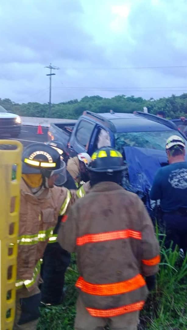 Camioneta se impacta contra autobús de pasajeros en la autopista Veracruz-Cardel