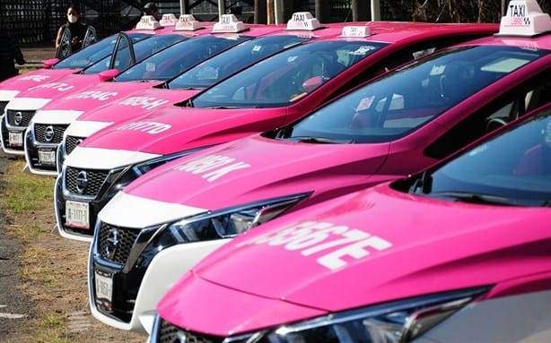 Taxis Rosas buscan sobrevivir con poco pasaje en Veracruz