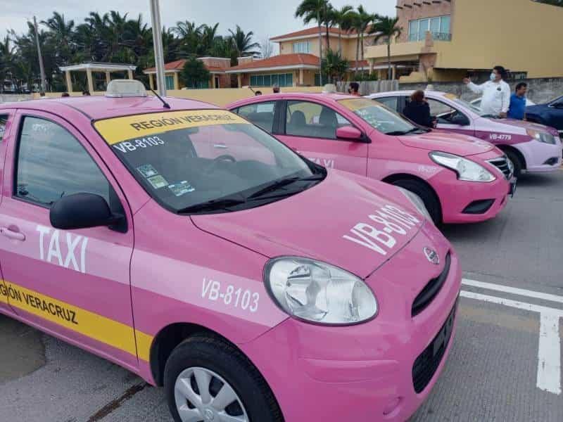 Taxis Rosas buscan sobrevivir con poco pasaje en Veracruz