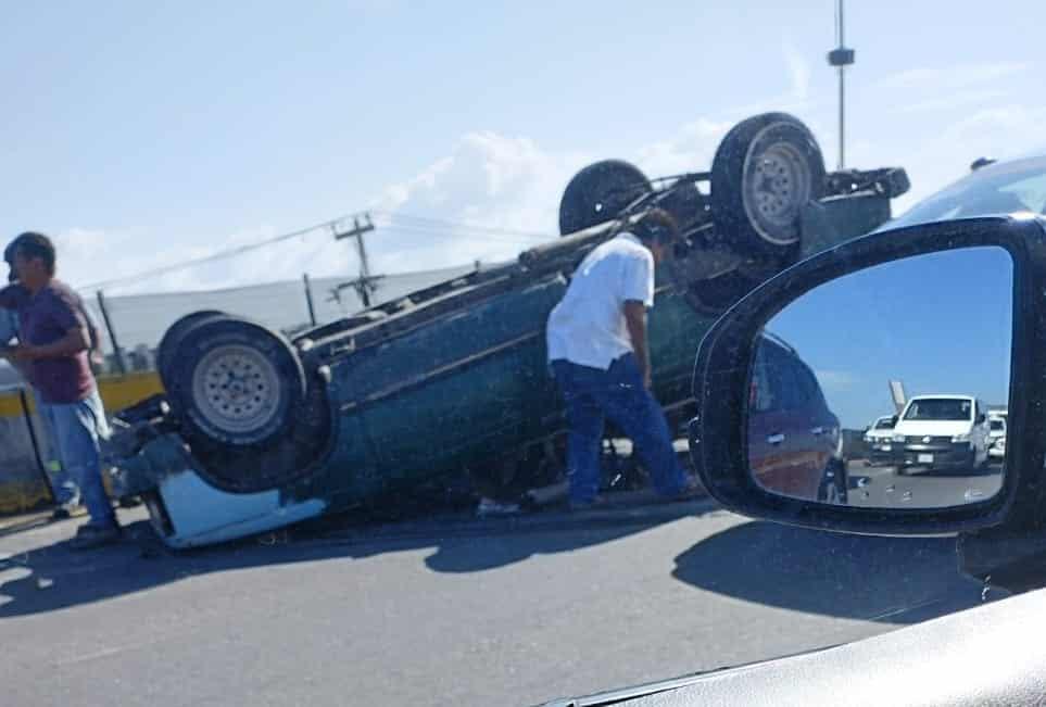 Se volcó camioneta en el puente Amapolas, sobre la carretera Veracruz – Xalapa