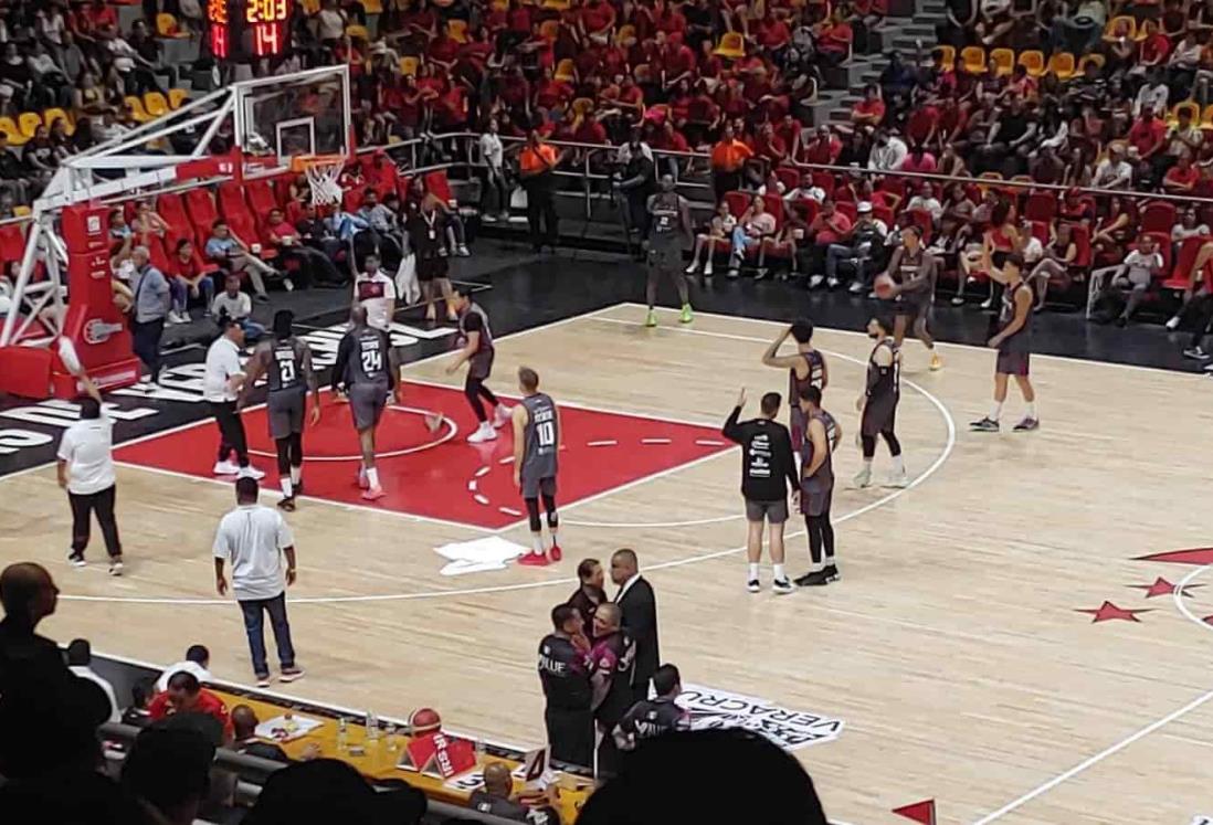 Goteras en el Auditorio Benito Juárez detienen juego de los Halcones