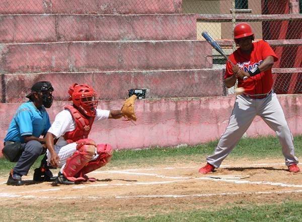 Cerveceros pega primero en la final del softbol  Intercolonias