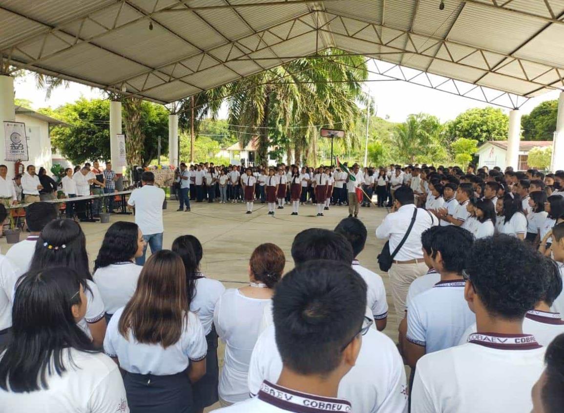 Dan la bienvenida a alumnos en escuelas de Moloacán | VIDEO