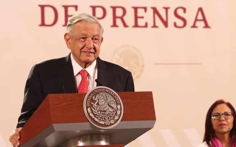 AMLO: Da palmada en la espalda a aspirantes presidenciales