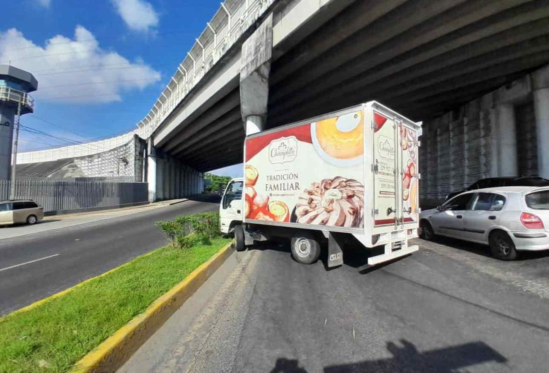 Camión de pastelería sufre accidente en la Veracruz-Xalapa | VIDEO