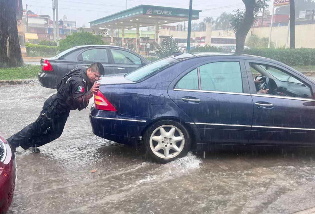 Lluvias inundan Xalapa; decenas de autos dañados; calles se vuelven ríos | VIDEO