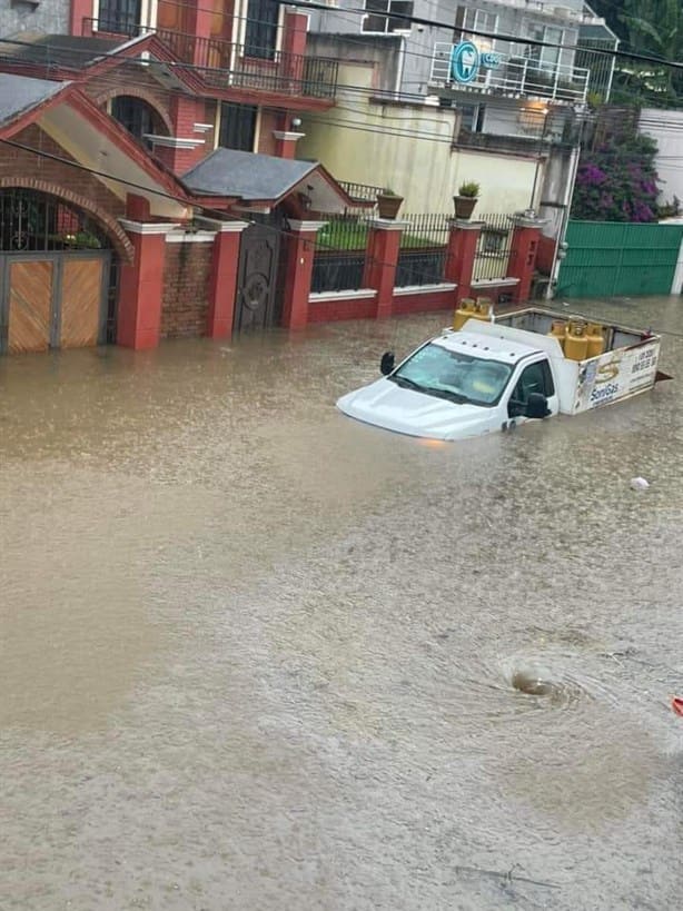 Lluvias inundan Xalapa; decenas de autos dañados; calles se vuelven ríos | VIDEO