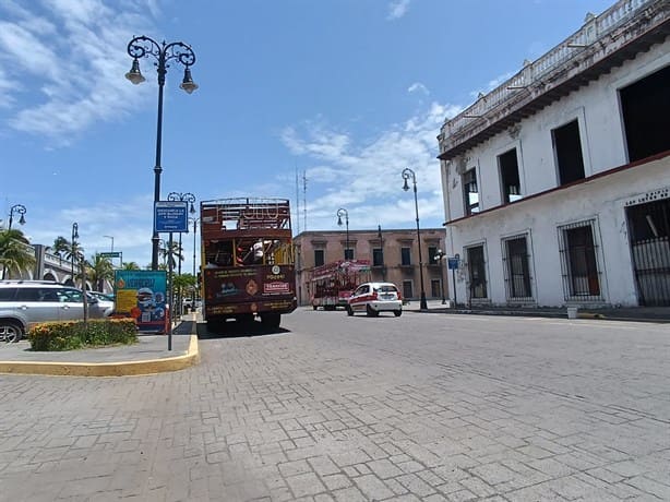 Reprochan operadores de tranvías ser desplazados como ambulantes del Malecón de Veracruz