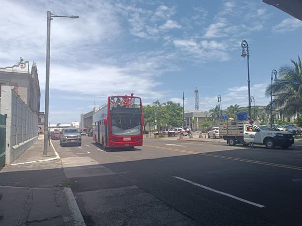 Reprochan operadores de tranvías ser desplazados como ambulantes del Malecón de Veracruz