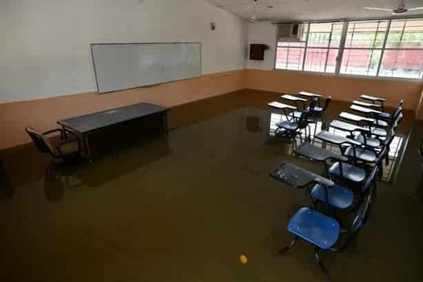 SEP repondrá libros de texto afectados por inundación en primaria Luis Pasteur de Boca del Río