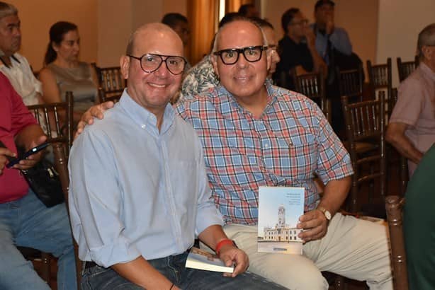 Miguel Salvador Rodríguez Azueta muestra el segundo volumen del libro Veracruz en la Cultura, Memoria Periodística