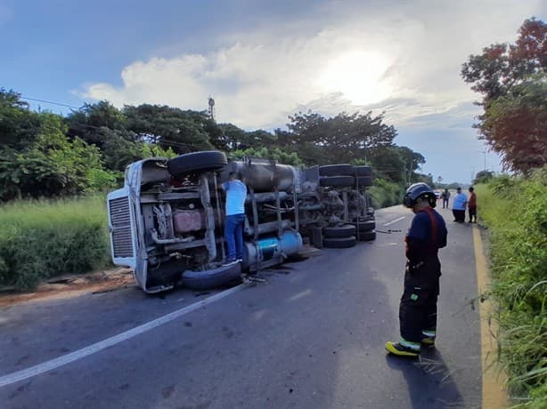 Vuelca tráiler y ocasiona caos vial en la carretera Veracruz-Xalapa | VIDEO