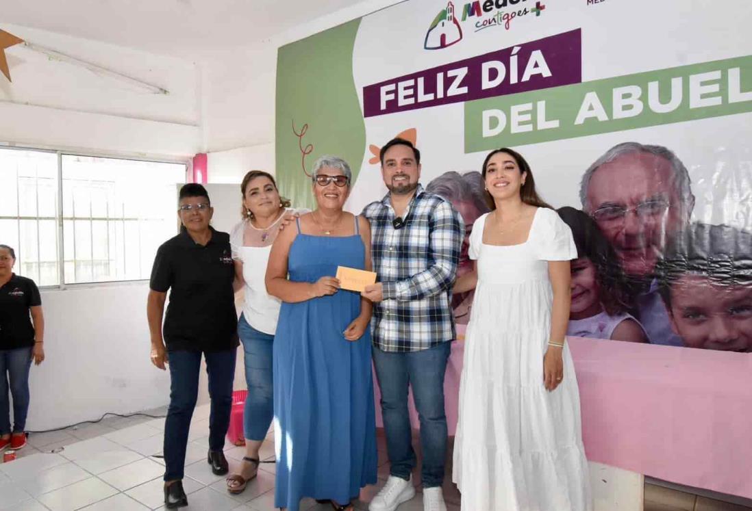 Con marimba y regalos, festeja Marcos Isleño a los abuelitos de Medellín